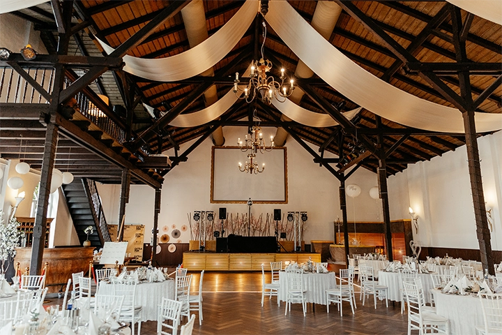 Eventsaal von Extrafein Witten mit festlich gedeckten Tischen und eleganter Lichtstimmung