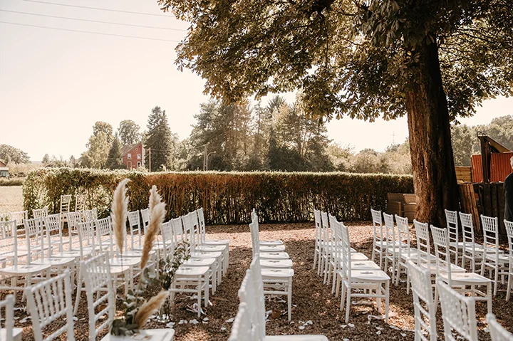 Bestuhlter Aussenbereich für freie Trauungen in der Eventlocation Extrafein Witten